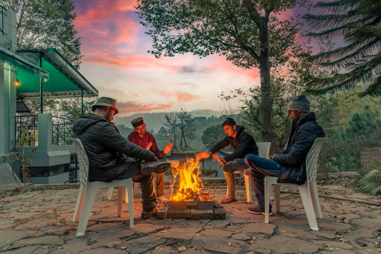 Mountain Mist Inn I Serviced Apt I Open Air Lawn & Rooftop I Bonfire I By Exotic Stays Kasauli Eksteriør bilde
